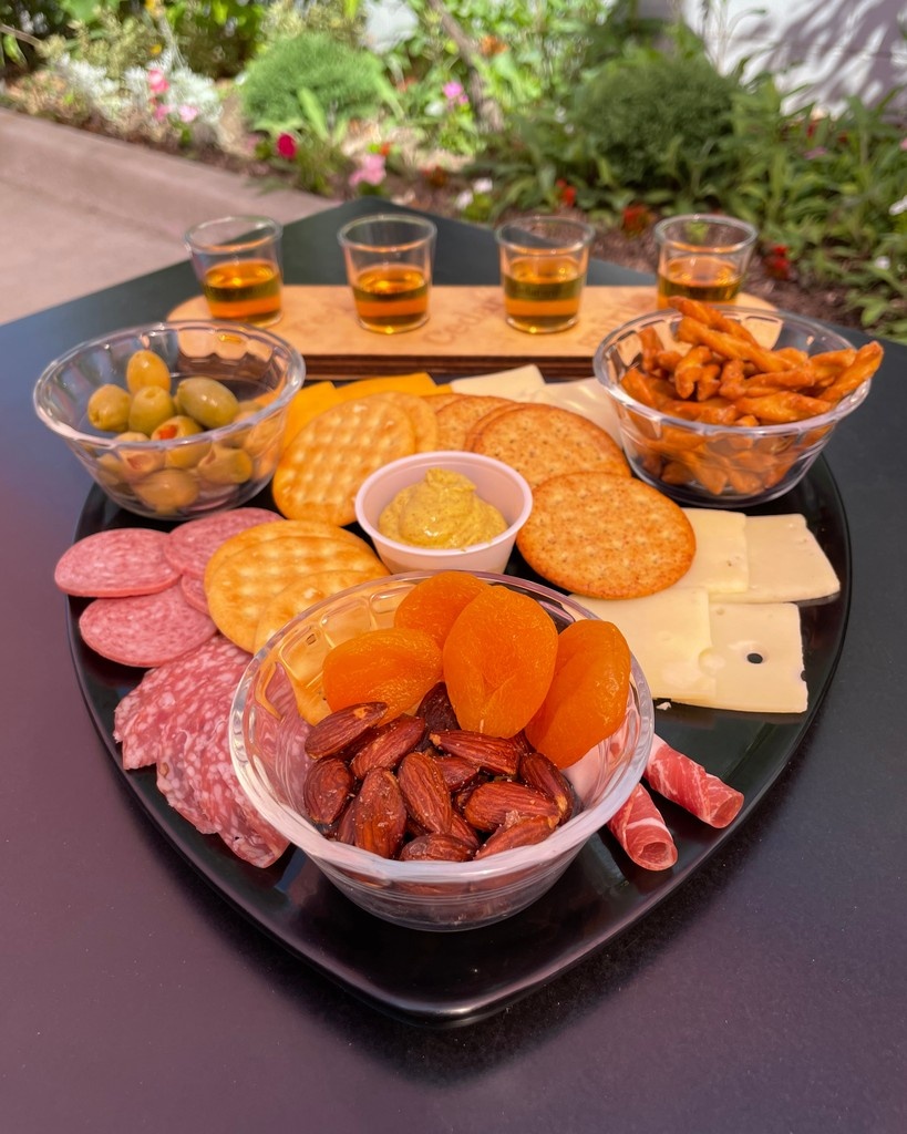 RCS_Distillery's tweet image. Did you know that we offer snack trays? 🧀🥖 They’re the perfect match for any Red Cedar Spirits flight!

It’s Thursday, and the weekend is just around the corner, so why not treat yourself to a little treat tonight 🍹 

We’re open from 4–9pm tonight—see you soon!