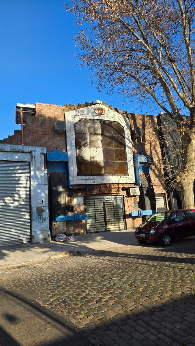 Este taller mecánico de Caballito tiene forma de frente de camión