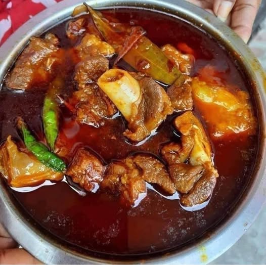 Mutton Curry Recipe 🍖
Prep Time: 15 mins
Cook Time: 45–60 mins (depending on tenderness)
Serves: 4
Ingredients:
Mutton (bone-in) – 500 grams
Onion – 2 large, finely sliced
Tomato – 2 medium, chopped
Ginger garlic paste – 1.5 tbsp
Green chilies – 2, slit
Yogurt – ¼ cup (whisked)