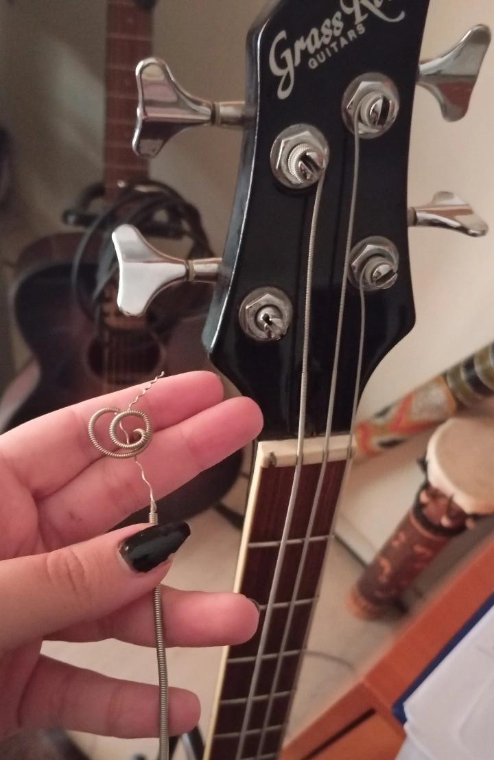 slightly_blank's tweet image. ★ Blank talk |
Aaaaah no🫠
I just finished the semester, having time to start bass... String died on me while tuning💀
To be fair, it was second-hand and old... Now I'm scared to tune the other ones... wa... o_o''