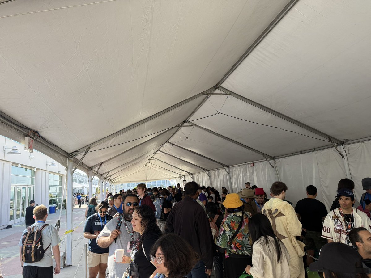 cvsantil's tweet photo. Filling last outside second floor chute for #b20 right now #SDCC @SD_Comic_Con https://t.co/awbxTmcVFD