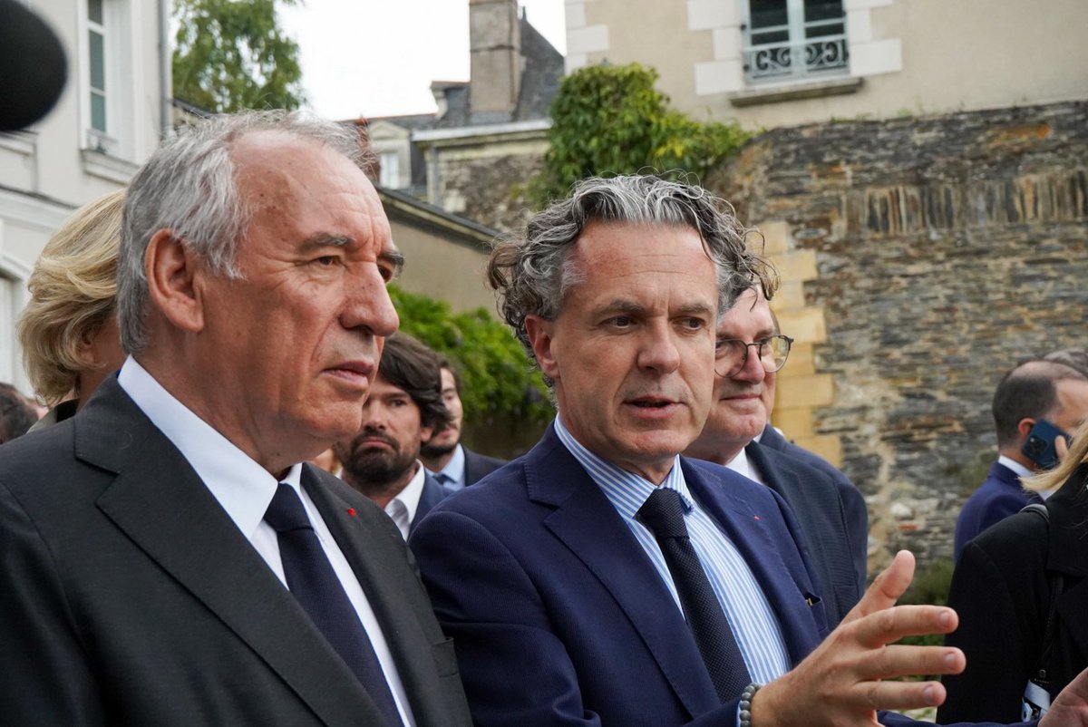 ChristopheBechu's tweet image. Bienvenue à François @bayrou et aux membres du @gouvernementFR présents ce jour à Angers, pour le comité interministériel du tourisme.
En venant à @Angers, vous avez fait le choix de vous réunir dans une ville qui chaque année attire des dizaines de milliers de touristes, une…