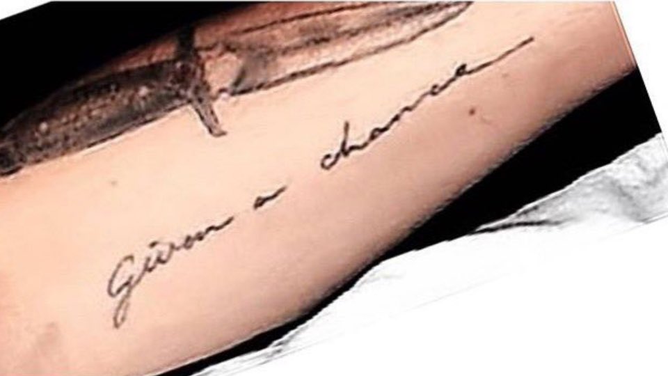 DeluriaD's tweet image. Harry’s handwriting in 2025 vs Harry’s handwriting in 2014 (next to the dagger, yeah, really subtle, Lou😉)