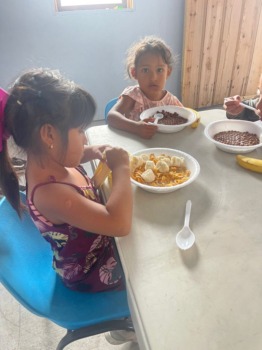 TheImmCoalition's tweet image. Providing food and essentials to migrant and asylum-seeking kids each day at the Southern Border is pro-life!
And there are so many kids in need at the Southern Border. We will continue to serve them! 🙌 🙏🏽
