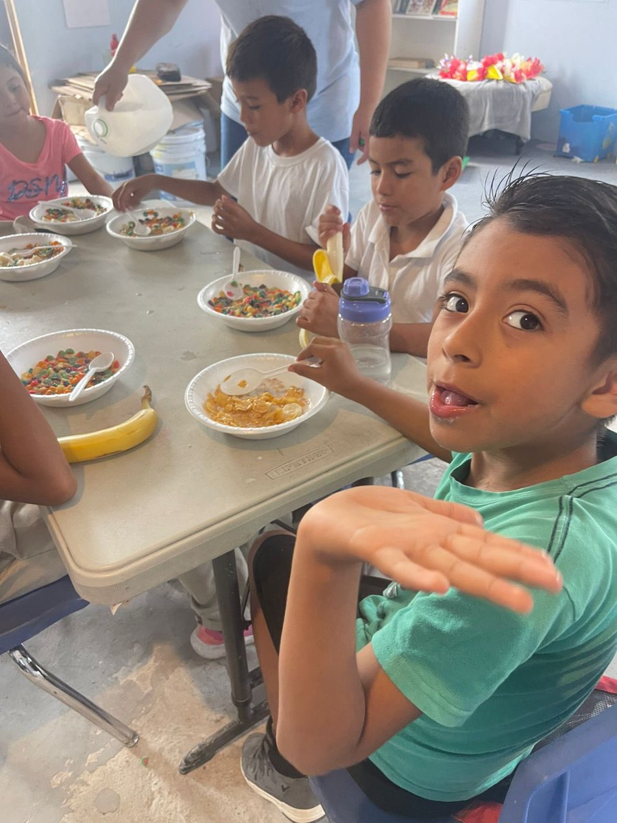 TheImmCoalition's tweet image. Providing food and essentials to migrant and asylum-seeking kids each day at the Southern Border is pro-life!
And there are so many kids in need at the Southern Border. We will continue to serve them! 🙌 🙏🏽
