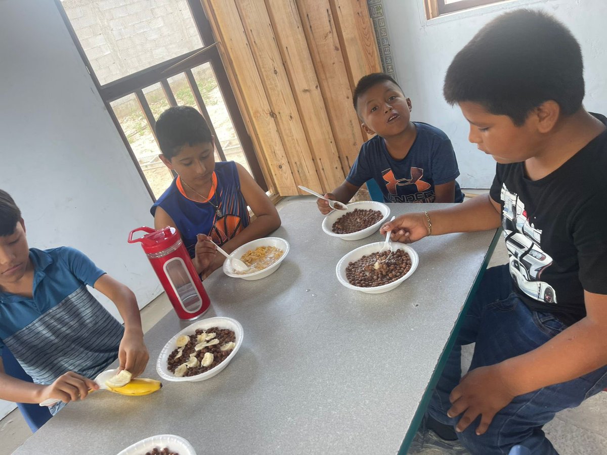 TheImmCoalition's tweet image. Providing food and essentials to migrant and asylum-seeking kids each day at the Southern Border is pro-life!
And there are so many kids in need at the Southern Border. We will continue to serve them! 🙌 🙏🏽