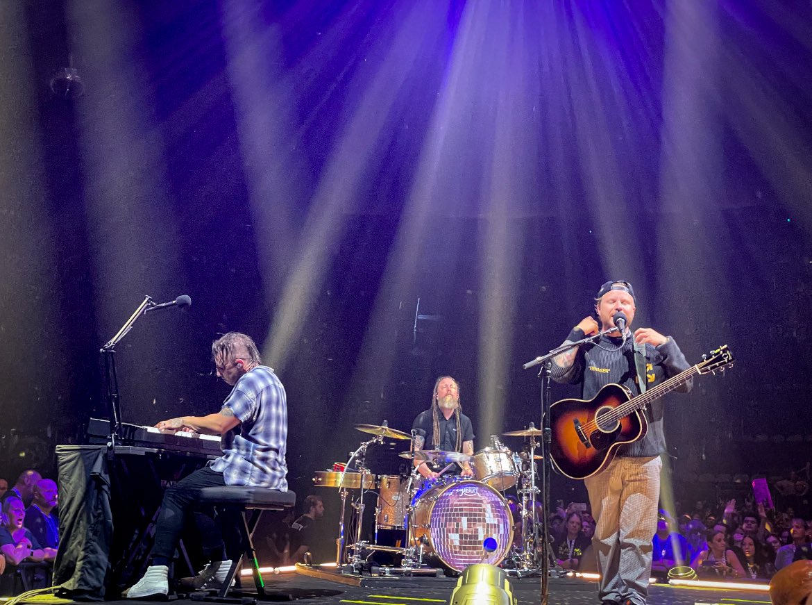 syracuseashley's tweet photo. An evening with @Shinedown &amp;, a crowd full of people who are there for the same reasons as you, could make anyone’s night better! 

TY for another memorable show! 

#shinedown #shinedownfamily #shinedownnation #dancekiddancetour #pittsburgh @PPGPaintsArena https://t.co/TyN08lOGxR