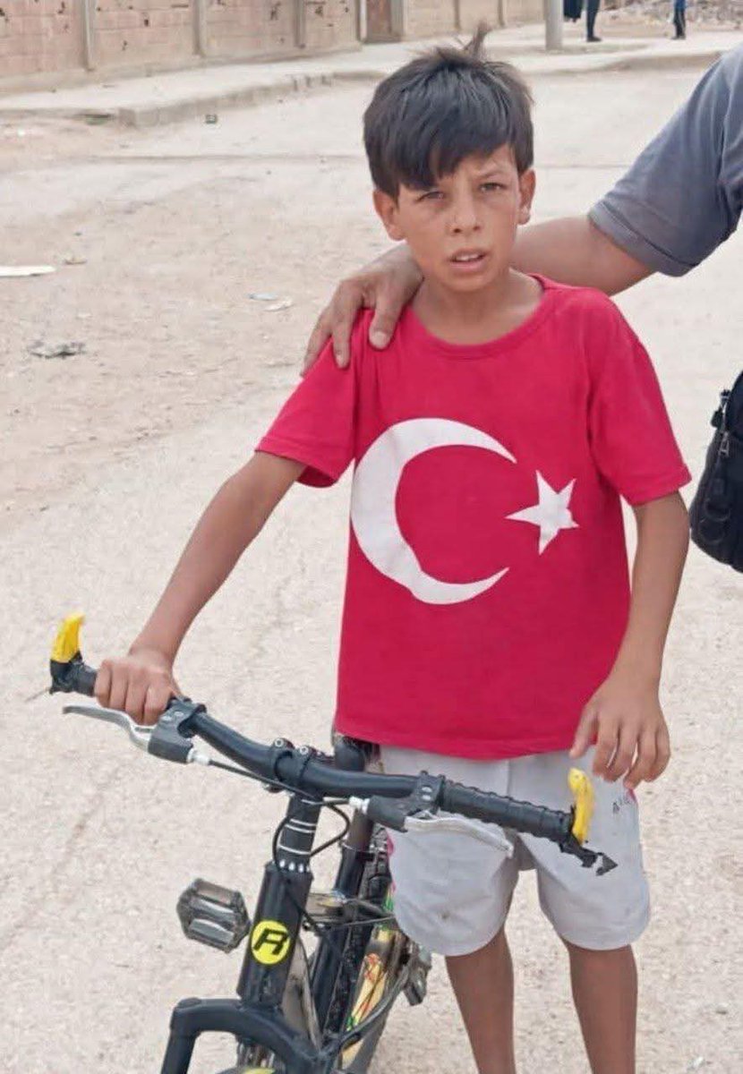 تخيل معي أن هذا الطفل تم توقـ.ـيفه من قبل ميلـ.ـيشـ.ـيا &lt;&lt;ب ي د/قسد&gt;&gt; في مدينة #القامشلي لأنه يرتدي قميص عليه علم تركية حصل عليه من سوق البالة 

الصـ.ـدمة أن مؤيدي ميلـ.ـيشـ.ـيا &lt;&lt;ب ي د/قسد&gt;&gt; على السوشل ميديا يطالبون بمحاسبـ.ـة ولده !