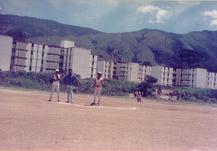 DALL97m's tweet image. Cocorote, Yaracuy, Venezuela, 1985. Jóvenes jugando béisbol.