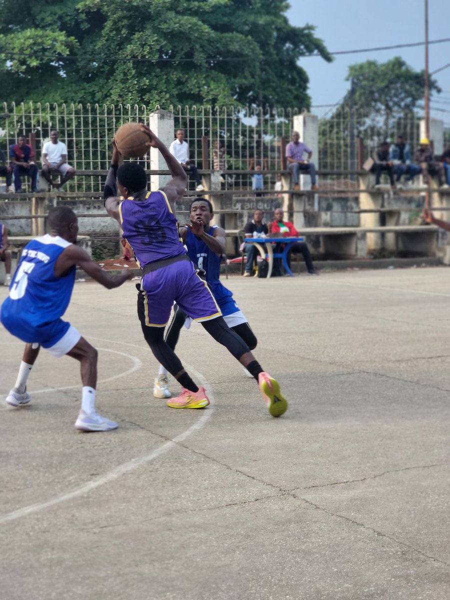 SalumuMoses's tweet photo. #eubakis
Fin du troisième quart temps
#BCTheYoung 67-52 #BCFipam (#BCMonastère) https://t.co/CTUymUdiEm