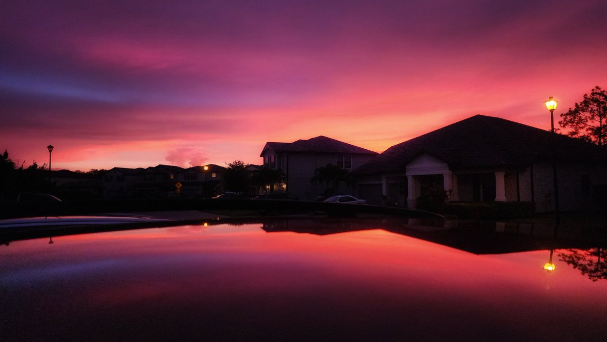 onebuck66's tweet photo. @StormHour @TractorWalking Caught this one off my wet car rooftop post - storm. I have a spot I like to go to but knew I didn't have enough time so I improvised 😁 https://t.co/2HV1Wj44HG