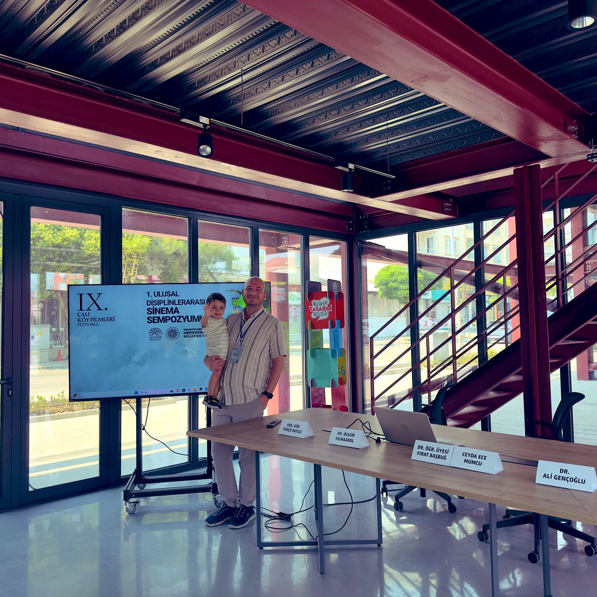 Nilüfer Belediyesi evsahipliğinde Nilüfer Pancar Deposundayız. Muhteşem bir mekan, muhteşem bir sempozyum/festival. Toprak ve ben:)