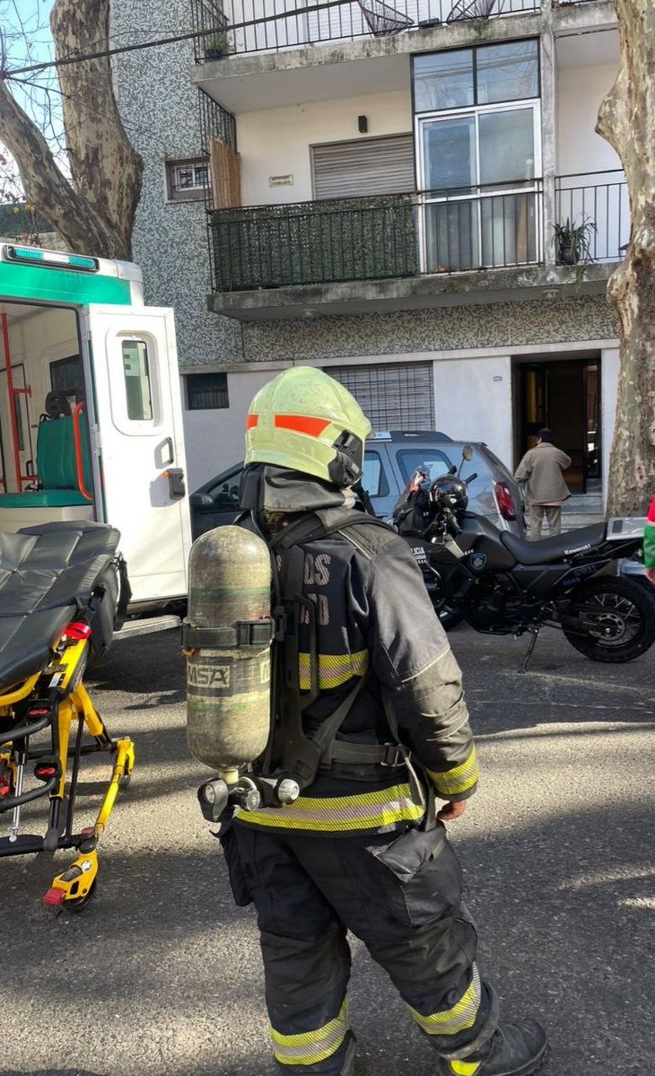 Nnicolas103's tweet image. Aparente escape de monóxido en un departamento, Fitz Roy al 2300. Bomberos de la Ciudad retiró a una mujer, inconsciente de un 2° piso para ser trasladada al H. Fernández. Una menor también fue derivada al H. Gutiérrez.