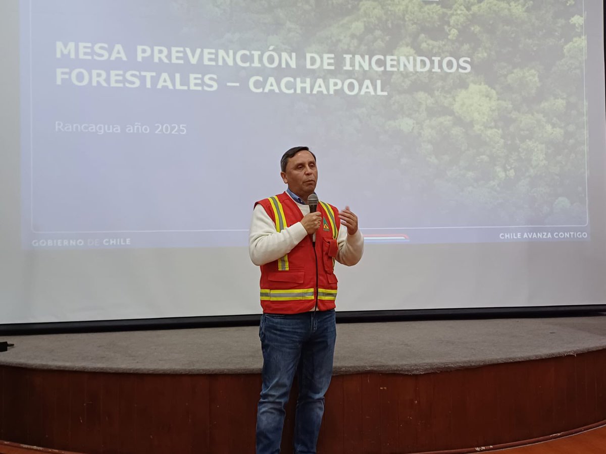 conaf_ohiggins's tweet image. Rodrigo Illesca, director ejecutivo #CONAF y el director de #OHiggins Oscar Galdames, en la Mesa de Prevención de Incendios Forestales de Cachapoal destacaron el trabajo de Prevención que se realiza todo el año con Comunidades y Escuelas Preparadas y construcción de cortafuegos