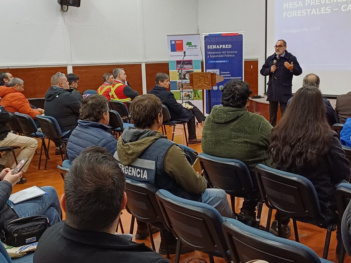 conaf_ohiggins's tweet image. Rodrigo Illesca, director ejecutivo #CONAF y el director de #OHiggins Oscar Galdames, en la Mesa de Prevención de Incendios Forestales de Cachapoal destacaron el trabajo de Prevención que se realiza todo el año con Comunidades y Escuelas Preparadas y construcción de cortafuegos