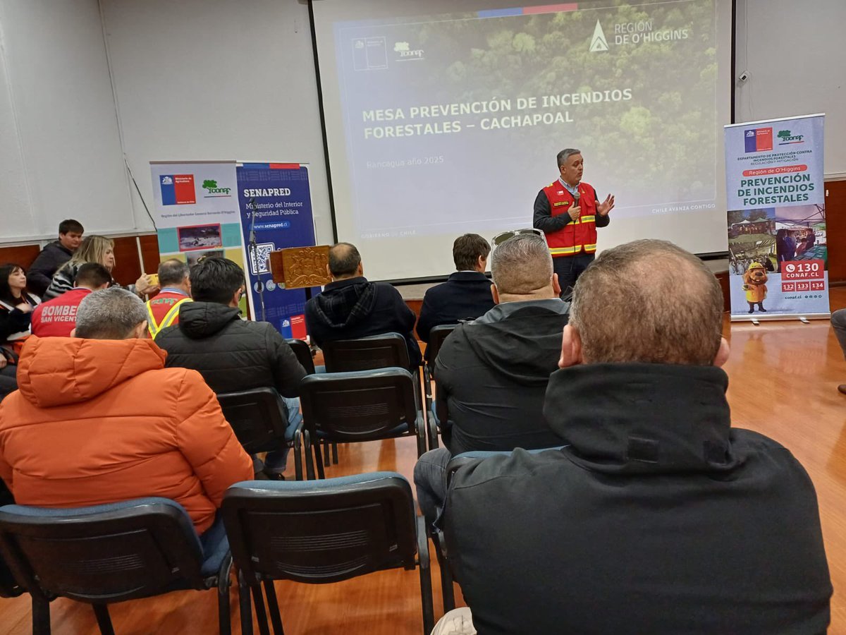 conaf_ohiggins's tweet image. Rodrigo Illesca, director ejecutivo #CONAF y el director de #OHiggins Oscar Galdames, en la Mesa de Prevención de Incendios Forestales de Cachapoal destacaron el trabajo de Prevención que se realiza todo el año con Comunidades y Escuelas Preparadas y construcción de cortafuegos