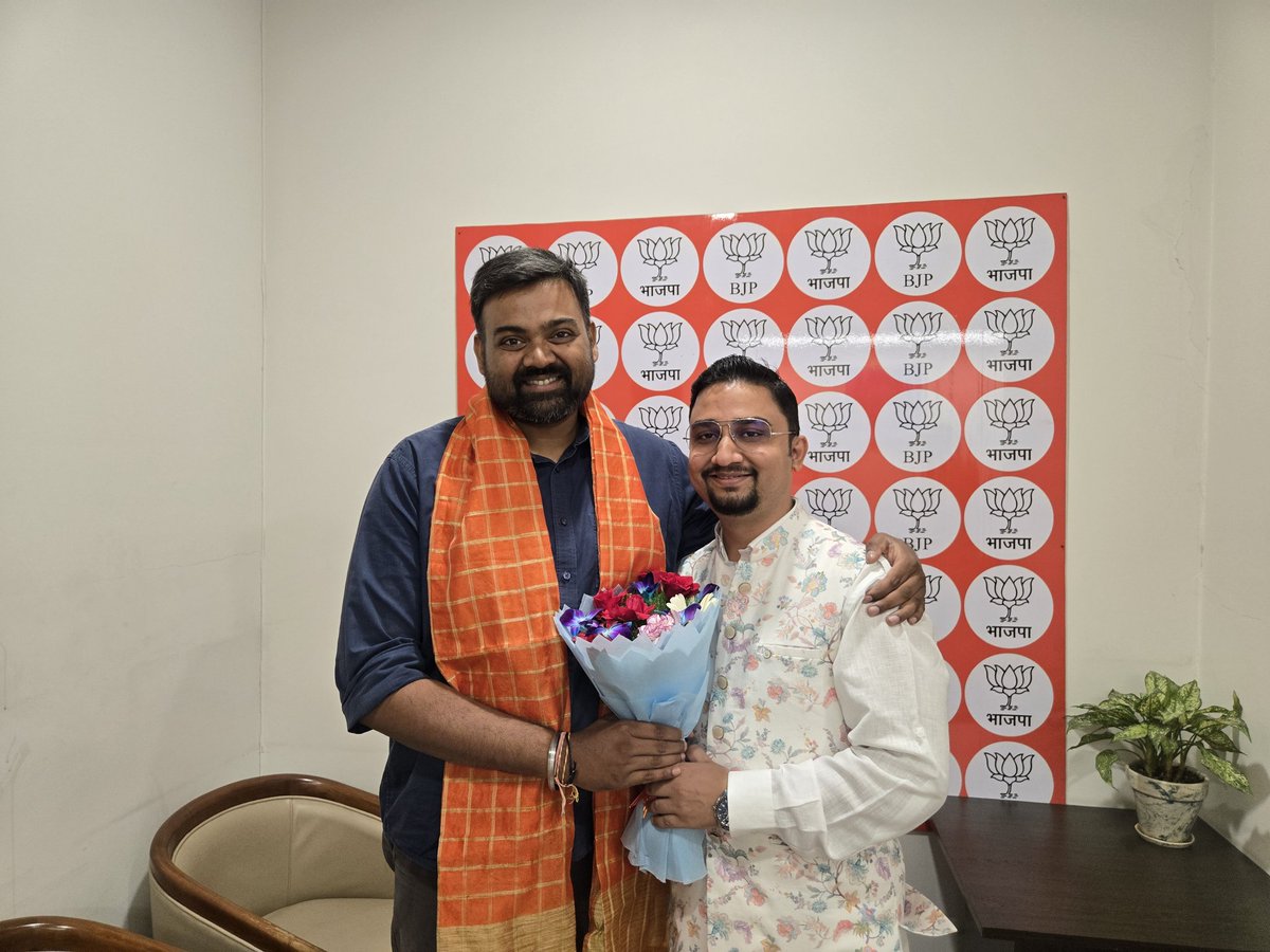 syed_services's tweet image. 𝗛𝗮𝗱 𝘁𝗵𝗲 𝗵𝗼𝗻𝗼𝘂𝗿 𝗼𝗳 𝗺𝗲𝗲𝘁𝗶𝗻𝗴 𝗚𝘂𝗿𝘂 𝗣𝗿𝗮𝗸𝗮𝘀𝗵 𝗣𝗮𝘀𝘄𝗮𝗻 𝗝𝗶, 𝗡𝗮𝘁𝗶𝗼𝗻𝗮𝗹 𝗦𝗽𝗼𝗸𝗲𝘀𝗽𝗲𝗿𝘀𝗼𝗻 𝗼𝗳 𝗕𝗝𝗣.
𝗔 𝘀𝘂𝗽𝗲𝗿 𝘁𝗮𝗹𝗲𝗻𝘁𝗲𝗱, 𝗲𝗻𝗲𝗿𝗴𝗲𝘁𝗶𝗰, 𝗮𝗻𝗱 𝘃𝗶𝘀𝗶𝗼𝗻𝗮𝗿𝘆 𝗹𝗲𝗮𝗱𝗲𝗿 — 𝗵𝗶𝘀 𝗴𝘂𝗶𝗱𝗮𝗻𝗰𝗲 𝘄𝗮𝘀 𝘁𝗿𝘂𝗹𝘆…