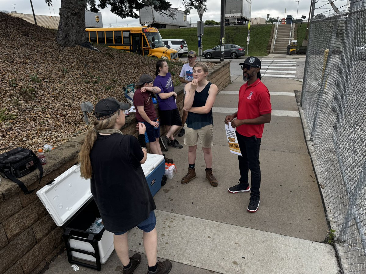 Local 638 Vice President, Demone Eady spent the morning at UPS Minneapolis hydrating and re-hydrating our members.

It’s going to be another hot and humid day in the Midwest. Our contract has language under Article 18 for protections against the heat, now we must enforce them!