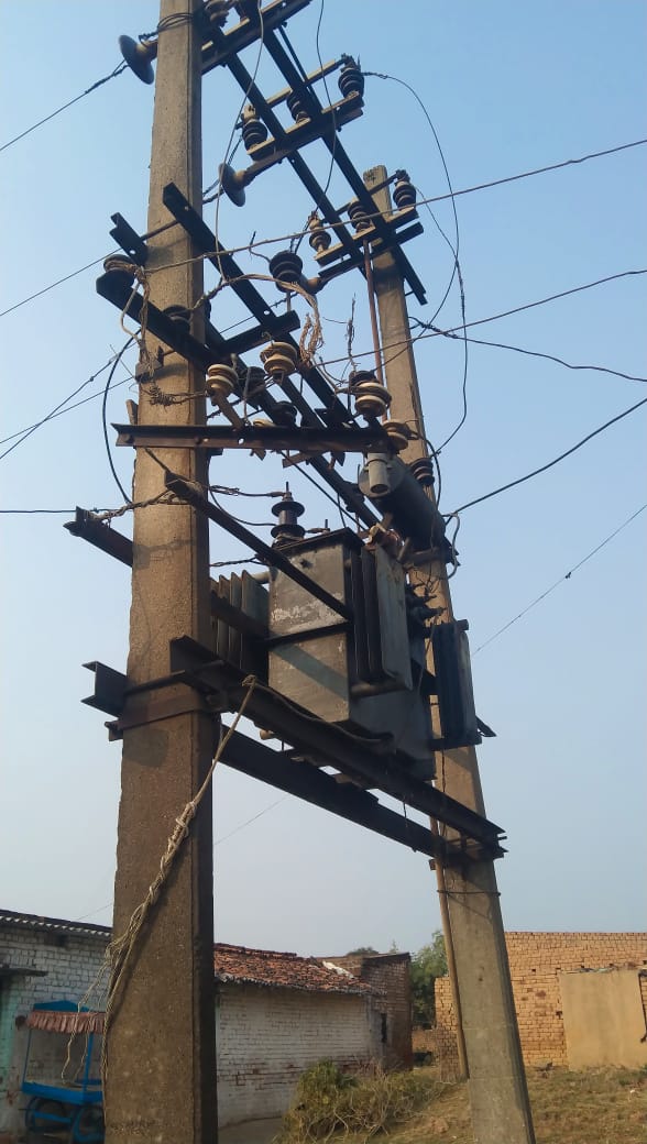 DilwarH57458087's tweet photo. उपायुक्त ने बिजली विभाग के अधिकारियों व कर्मियों के साथ की बैठक*

*जिले में बिजली लचर व्यवस्था पर उपायुक्त सख्त, एई एवं जेई के वेतन पर लगाया रोक*

*बिजली कटौती और बहाली की स्थिति के बारे में उपभोक्ताओं को सूचित करना सुनिश्चित करें*
@dcpakur @JharkhandCMO https://t.co/vj7aTQVt2Q