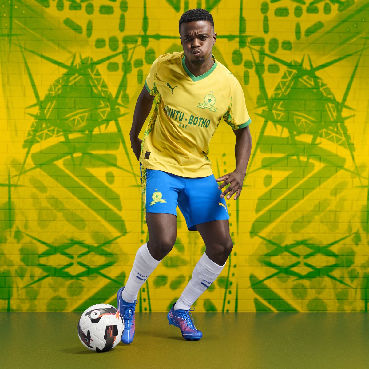 mphoalex11's tweet image. Just like giants Celtic, Newcastle United, Mamelodi Sundowns is using their traditional colours and styles but people want them to wear pink and purple.
Sundowns is yellow and blue. That's it. The Brazilians