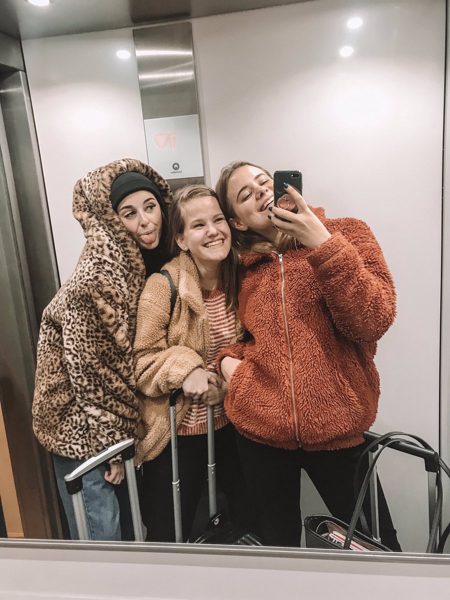 bubblinmendes's tweet image. suprising my friends last minute by flying to copenhagen was so so insane & cute!!! gooood memories 🩷🕺🪩 @ShawnAccess #ShawnOnTheRoadAgain