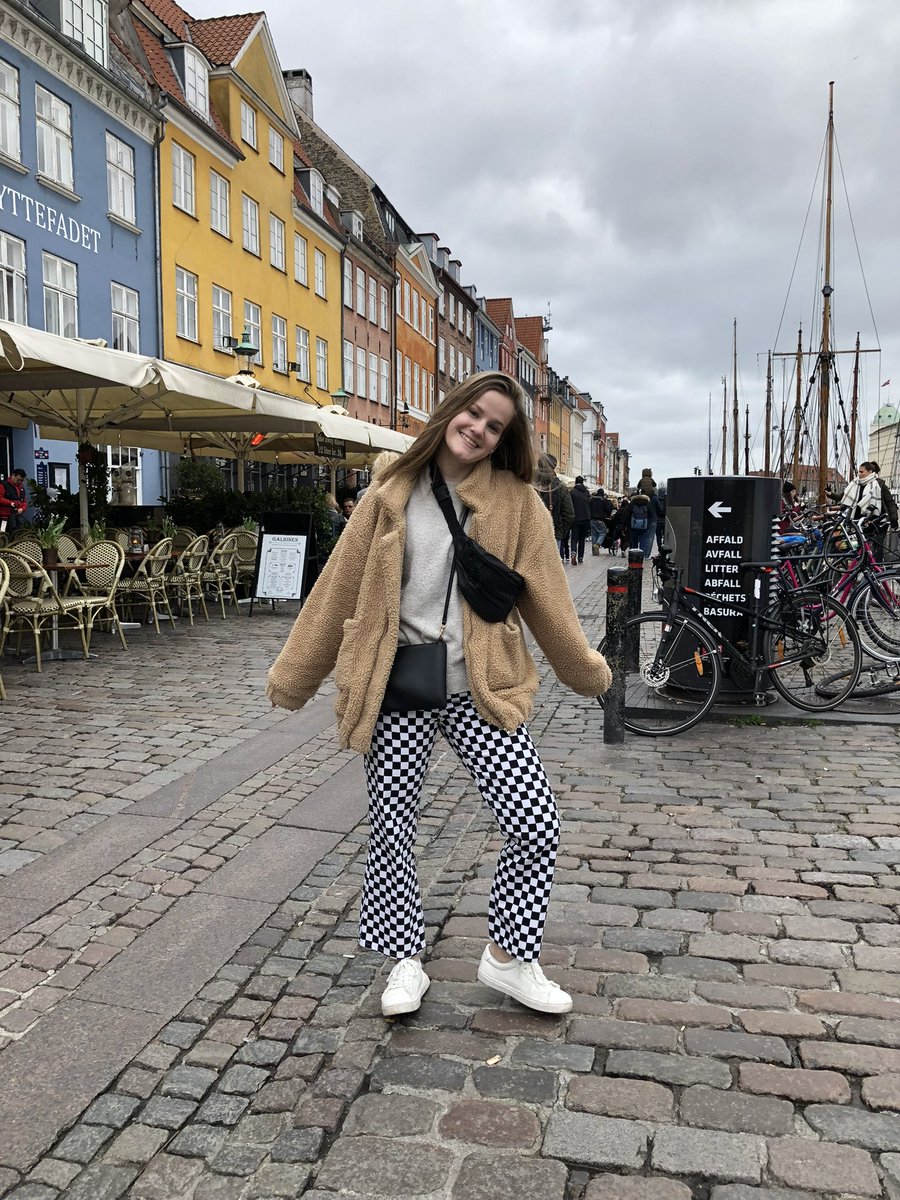 bubblinmendes's tweet image. suprising my friends last minute by flying to copenhagen was so so insane & cute!!! gooood memories 🩷🕺🪩 @ShawnAccess #ShawnOnTheRoadAgain