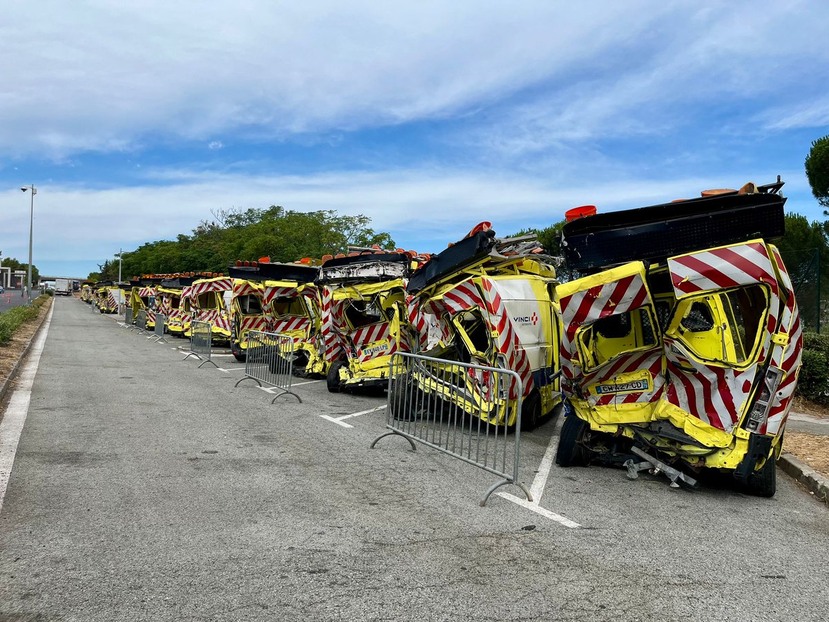 VINCIAutoroutes's tweet photo. Les 28 fourgons de l'opération "Quand allez-vous percuter ?" sont bien installés sur la halte du Capitou, sur l'@A8Trafic en direction d'Aix-en-Provence. https://t.co/aeVSrx8fme