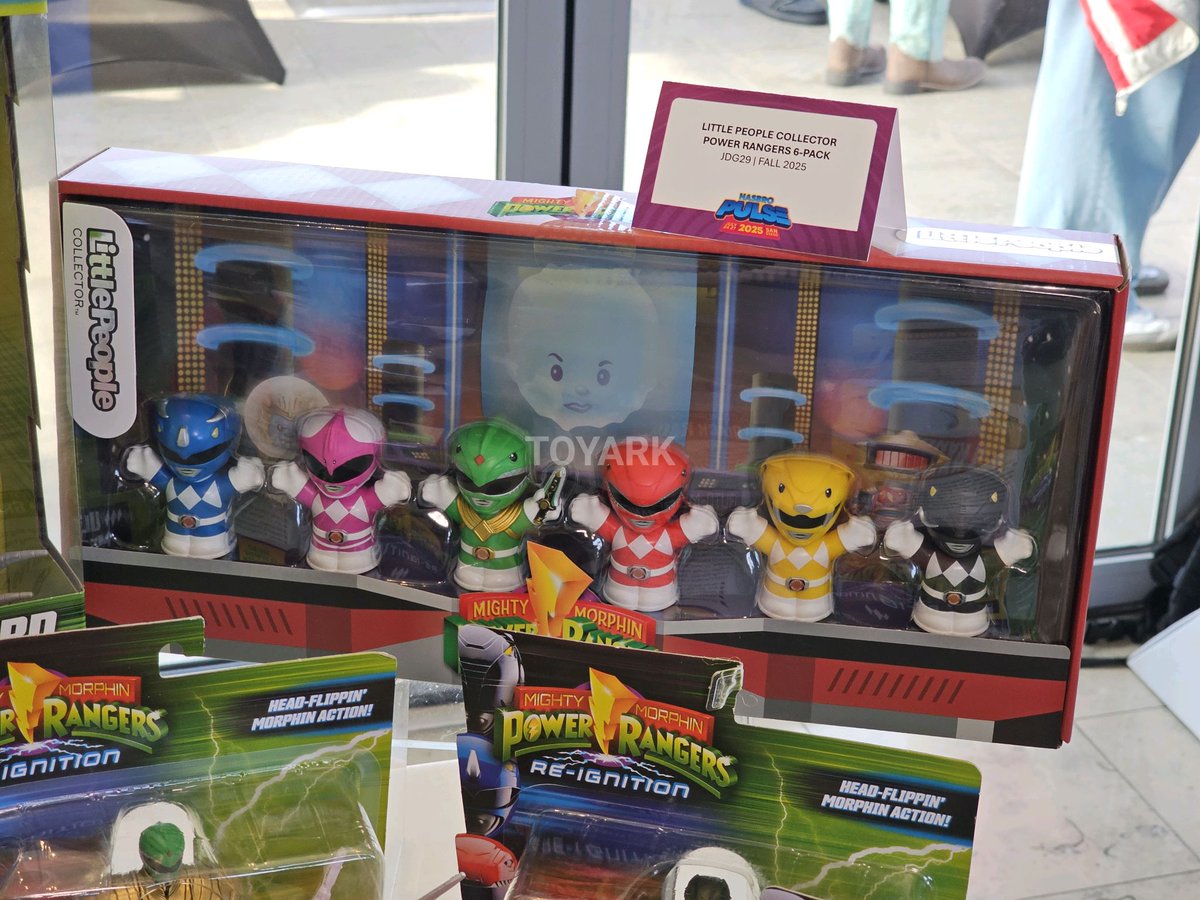 TokuNation's tweet image. From Hasbro's Breakfast Preview Event #SDCC 2025 - #PowerRangers Little People collector's set.
On display are more Playmates products, most of which are already available.
Full gallery from the event coming soon.
