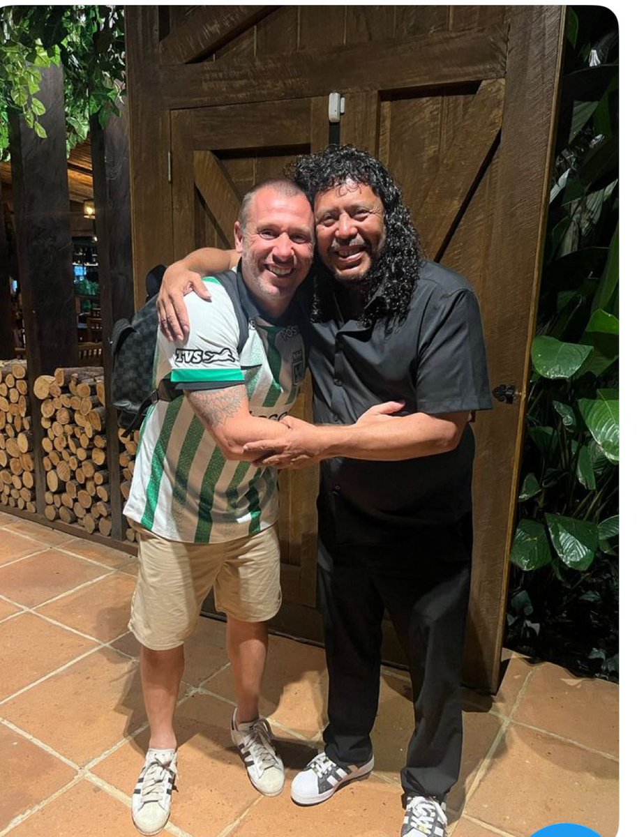 🇨🇴 Atlético Nacional’s legendary goalkeeper welcomes🇮🇹 Italian legend Antonio Cassano to Colombia. 

Both were named by <a href="/FourFourTwo/">FourFourTwo</a> as “the most eccentric characters in football.”