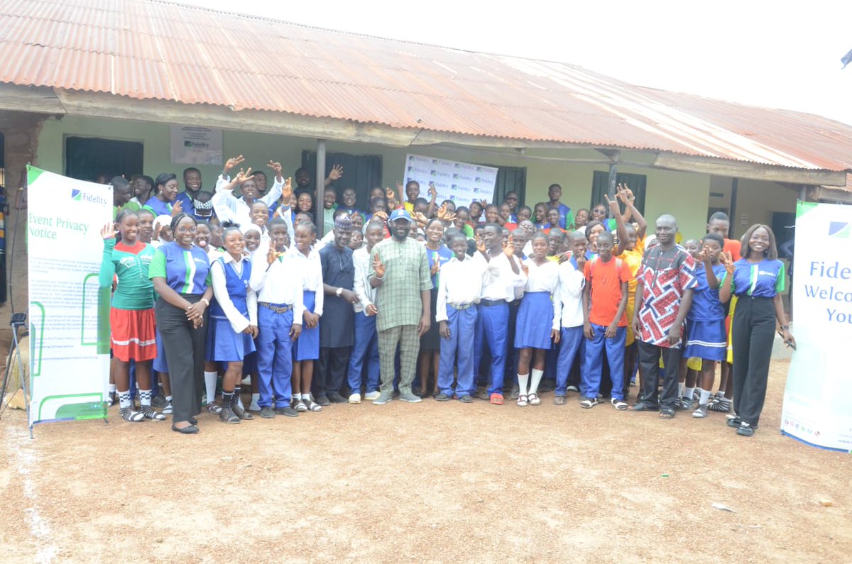 fidelitybankplc's tweet image. Fidelity Bank is empowering the future—one classroom at a time! ✨📚
Through our Fidelity Helping Hands Program (FHHP), we’ve renovated a block of classrooms and donated textbooks to Aso Pada Government Secondary School in Mararaba, Nasarawa State.
Driven by the passion of our…