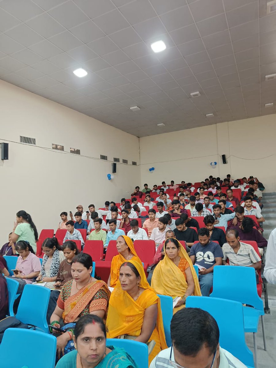 startup_bihar's tweet image. 🚀 Bihar Idea Festival 2025 | Event | West Champaran
Today’s Bihar Idea Festival 2025 event in West Champaran witnessed incredible energy and enthusiasm among aspiring youth!
The event spotlighted innovation, startup journeys, mentorship, and seed funding opportunities.
🌟 With…