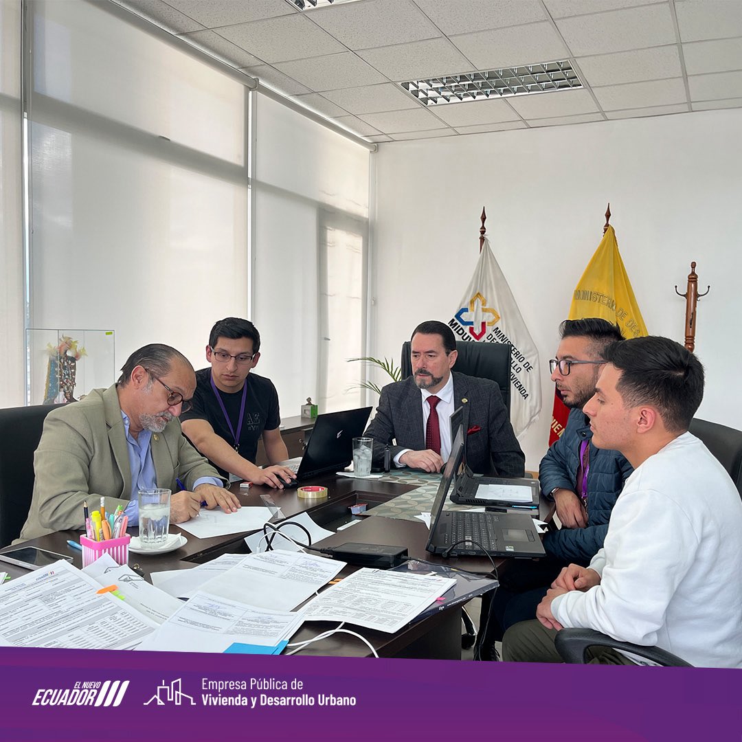 MESA DE TRABAJO. 📁📊

El Ministro del #Miduvi Humberto Plaza y el Gerente General Fabián Valviezo de la Empresa Pública junto a sus equipos técnicos trabajando en la definición de diseños y tipologías de viviendas del 2025.

#ElNuevoEcuador 🇪🇨