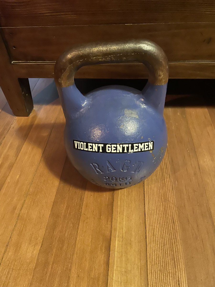 TenezLeVraye's tweet image. Fellas, keeping a kettle bell in your office is the move.