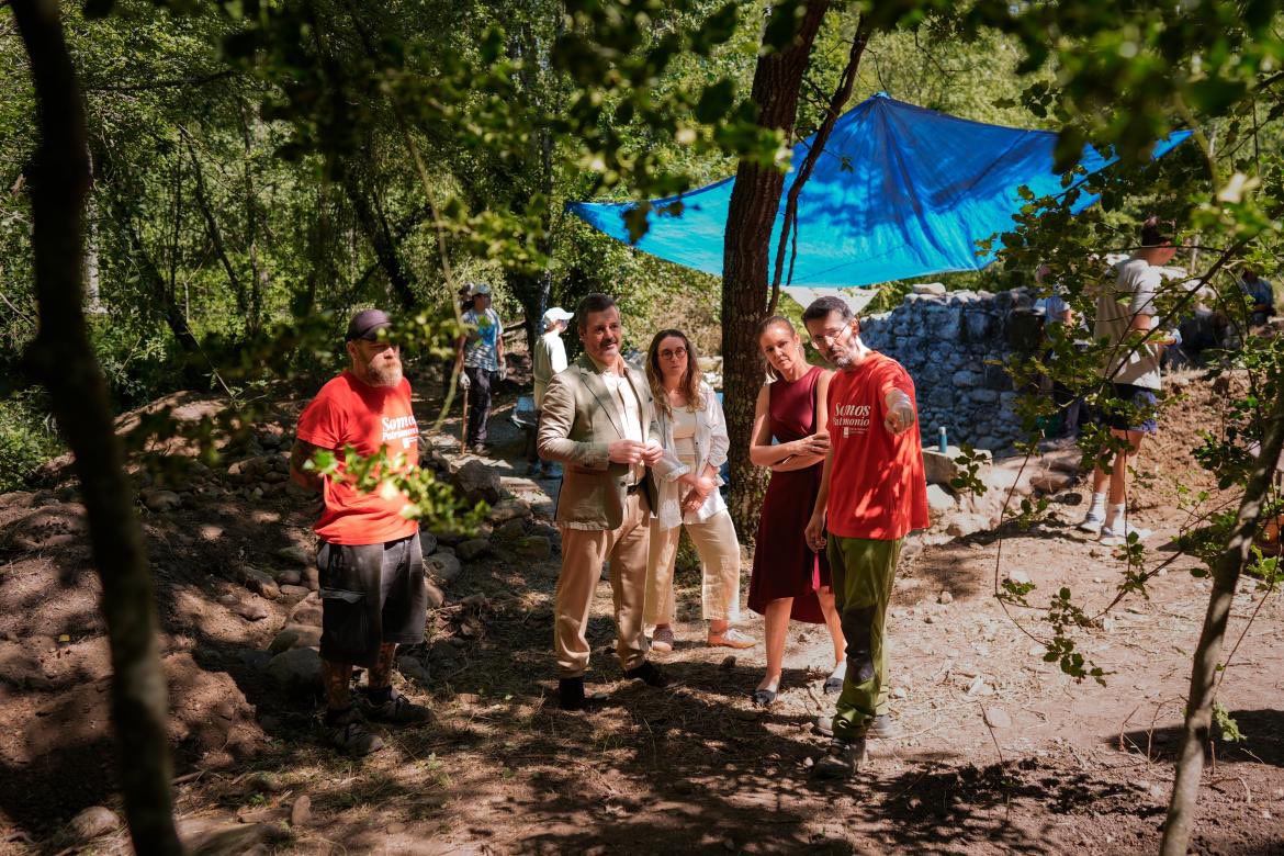 depacoserrano's tweet image. La @ComunidadMadrid acoge este verano a jóvenes de doce países en un campo de voluntariado de arqueología en #Rascafría.
Lo hemos visitado con la consejera @adavimu acercando a los jóvenes nuestro patrimonio arqueológico en un paisaje industrial histórico y cultural. ¡Gracias!