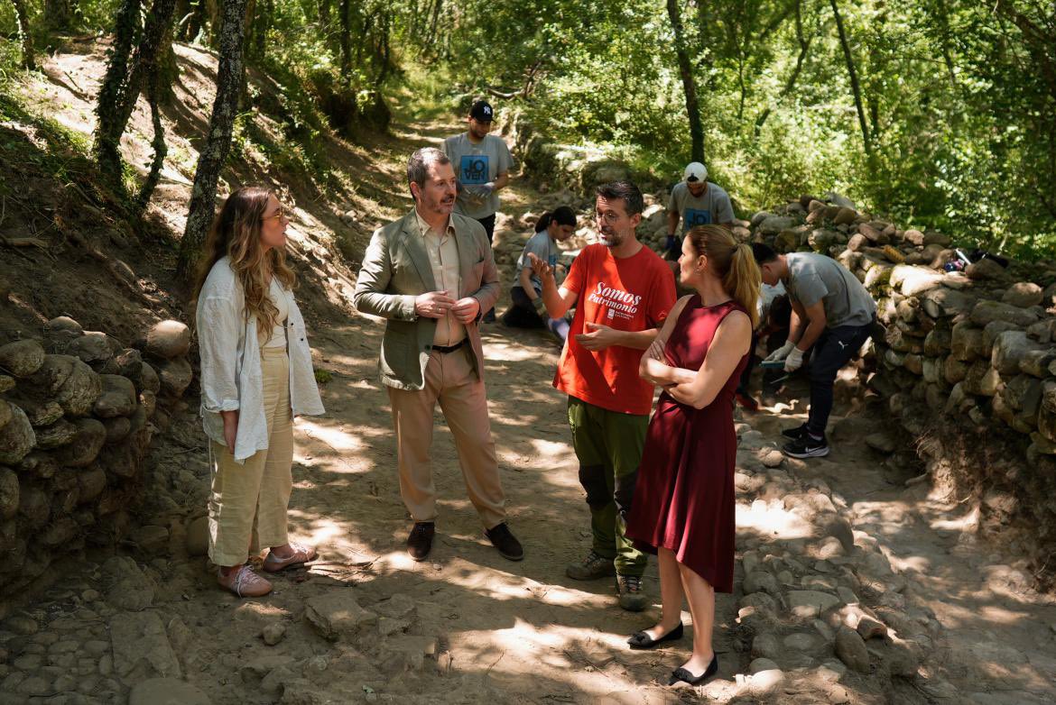 depacoserrano's tweet image. La @ComunidadMadrid acoge este verano a jóvenes de doce países en un campo de voluntariado de arqueología en #Rascafría.
Lo hemos visitado con la consejera @adavimu acercando a los jóvenes nuestro patrimonio arqueológico en un paisaje industrial histórico y cultural. ¡Gracias!