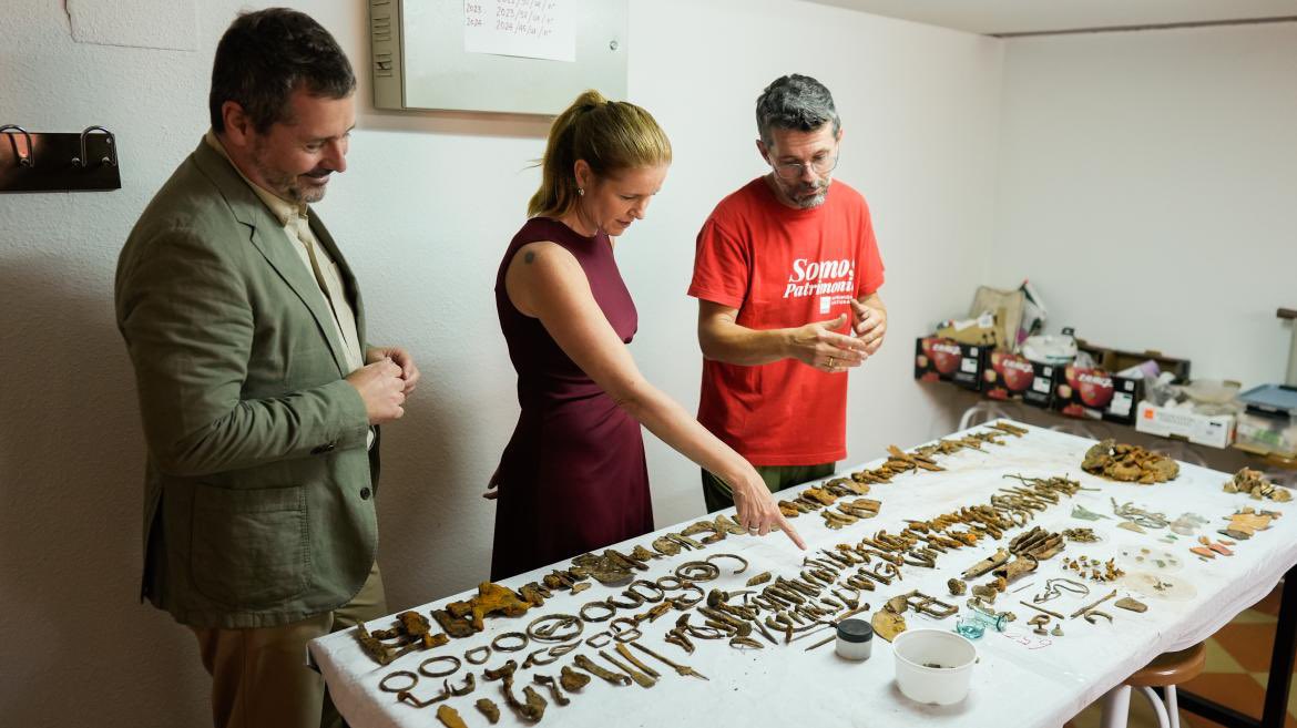 depacoserrano's tweet image. La @ComunidadMadrid acoge este verano a jóvenes de doce países en un campo de voluntariado de arqueología en #Rascafría.
Lo hemos visitado con la consejera @adavimu acercando a los jóvenes nuestro patrimonio arqueológico en un paisaje industrial histórico y cultural. ¡Gracias!