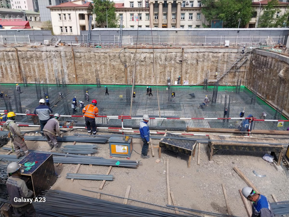 Барилга хоорондын зай хэт ойрхон болсонтой холбоотой сүүлийн үед их хийгдэж байгаа эргийн бэхэлгээ. 1-р эмнэлэгийн хажууд мэс заслын барилгын суурийн ажил явагдаж байгаа нь.