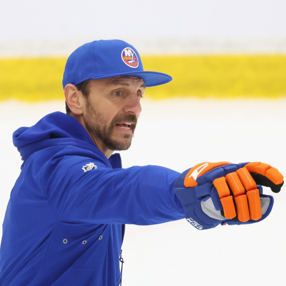 AHLIslanders's tweet image. On this day in 2001, Steve Stirling became the first head coach in Bridgeport hockey history.

Now, we’re entering a new era with Rocky Thompson behind the bench for Season 25 🔥

Bridgeport fans — how excited are you to welcome Coach Thompson 👀👇

#ReturnOfTheRoar