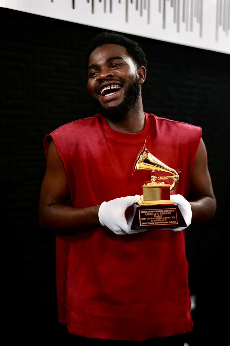 nrgradioug's tweet image. Touching greatness literally. 🏆 Thank you @mattbworld for the magic!
#NRGRadioUG || #GrammyAward #MattB