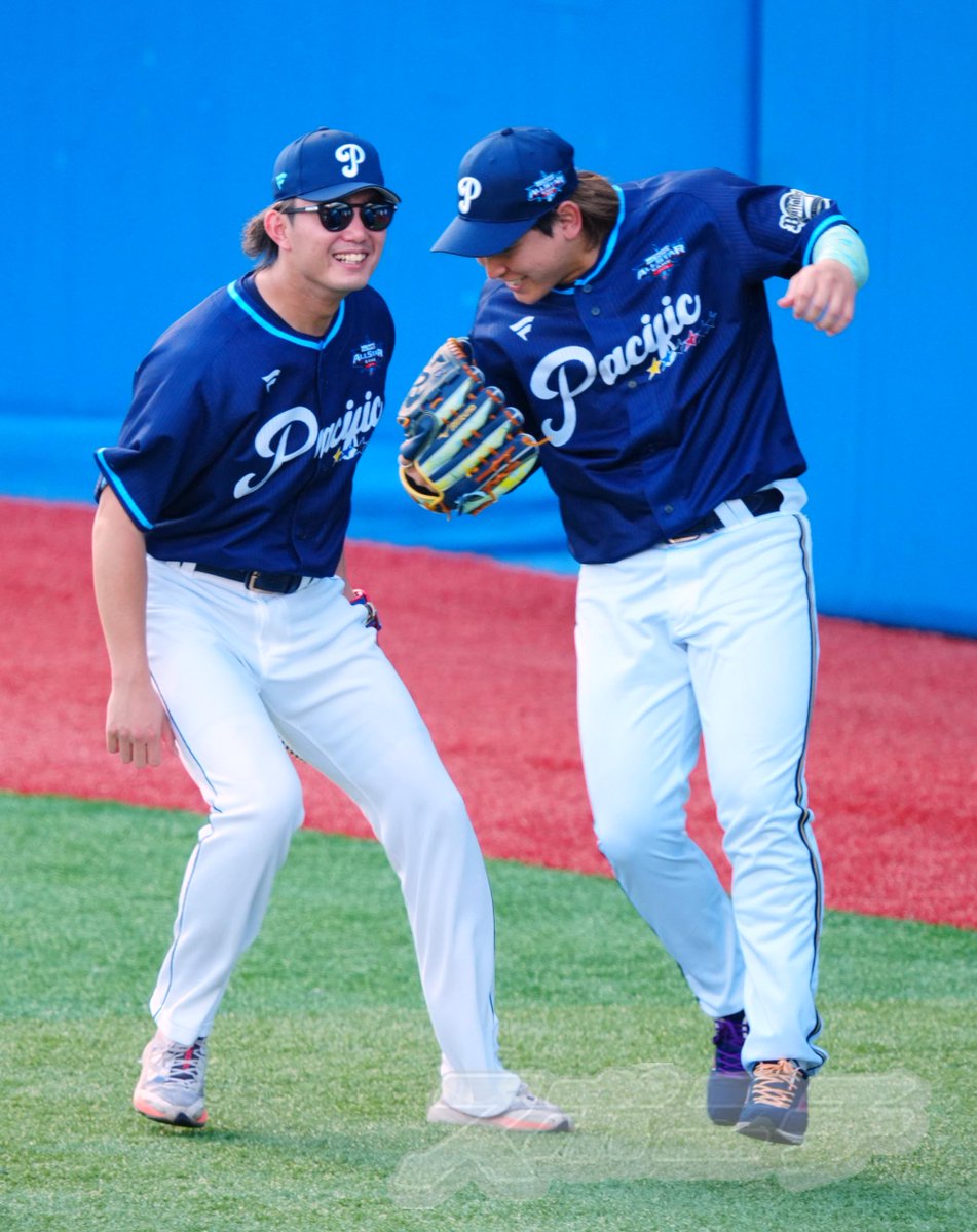 Sponichi_Photo's tweet image. #マイナビオールスター2025 
じゃれ合う #今井達也 選手と ＃宮城大弥 選手（撮影・木村　揚輔）