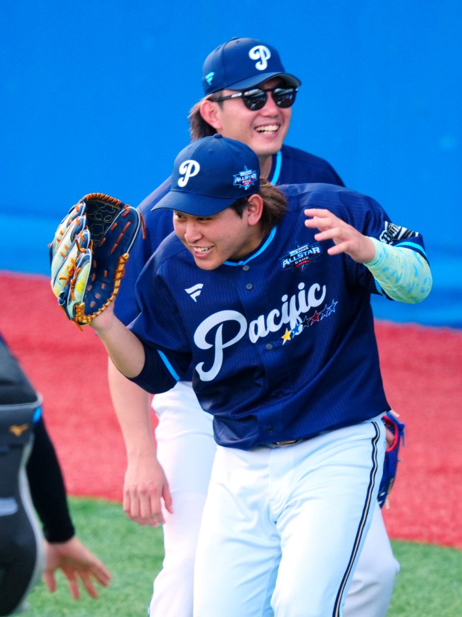 Sponichi_Photo's tweet image. #マイナビオールスター2025 
じゃれ合う #今井達也 選手と ＃宮城大弥 選手（撮影・木村　揚輔）