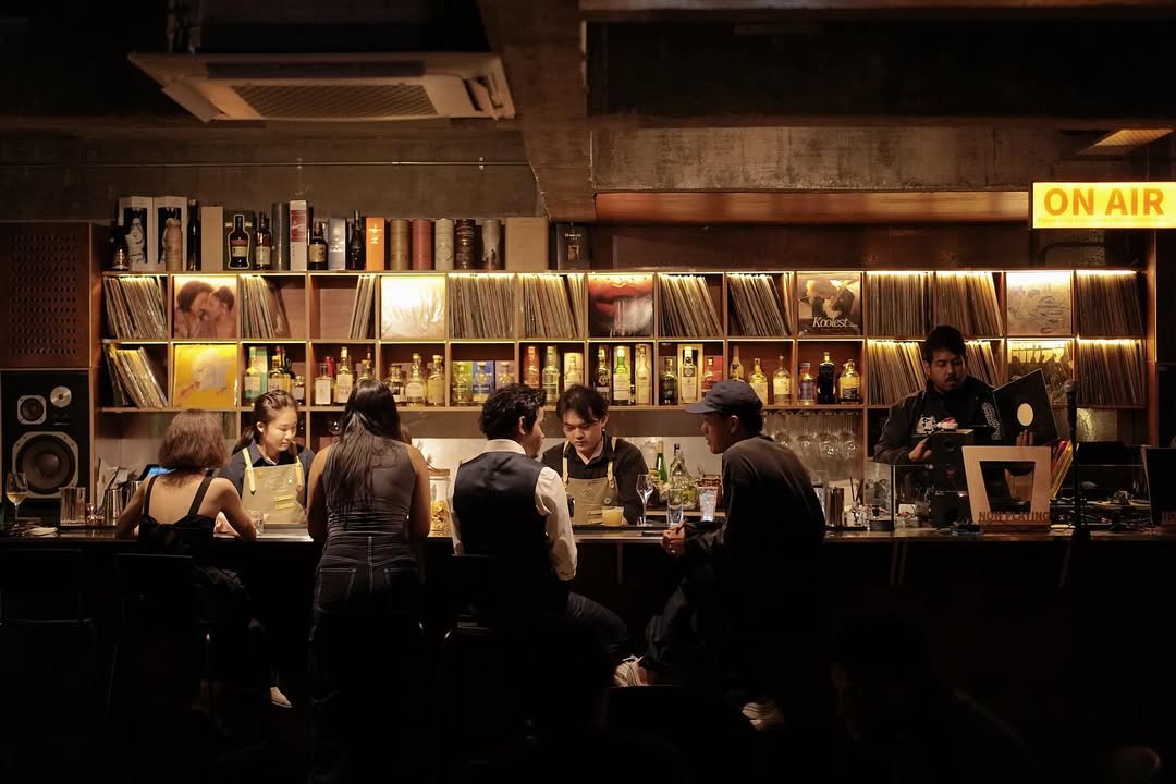 Secret gem alert in George Town! ✨ Find Kool Kongsi Listening Bar for old-school cool, amazing drinks, and a live DJ spinning unforgettable tunes. Hidden inside Hotel Mozoko – worth the search! destinasian.com/penang-nightli…