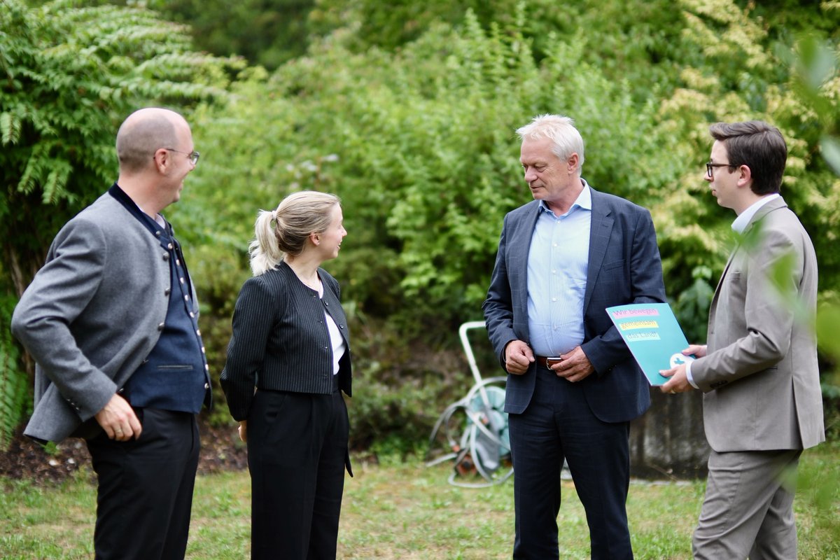 BMLEH_Bund's tweet image. Ländliche Räume sind Heimat! Junge Menschen haben klare Vorstellungen vom Leben auf dem Land – #Jugend, #Heimat, #Zukunft. Dazu im Austausch: Bundeslandwirtschaftsminister Alois Rainer und die @KLJB_Bayern. Gemeinsam engagiert für attraktive ländliche Regionen! 🚜🌻