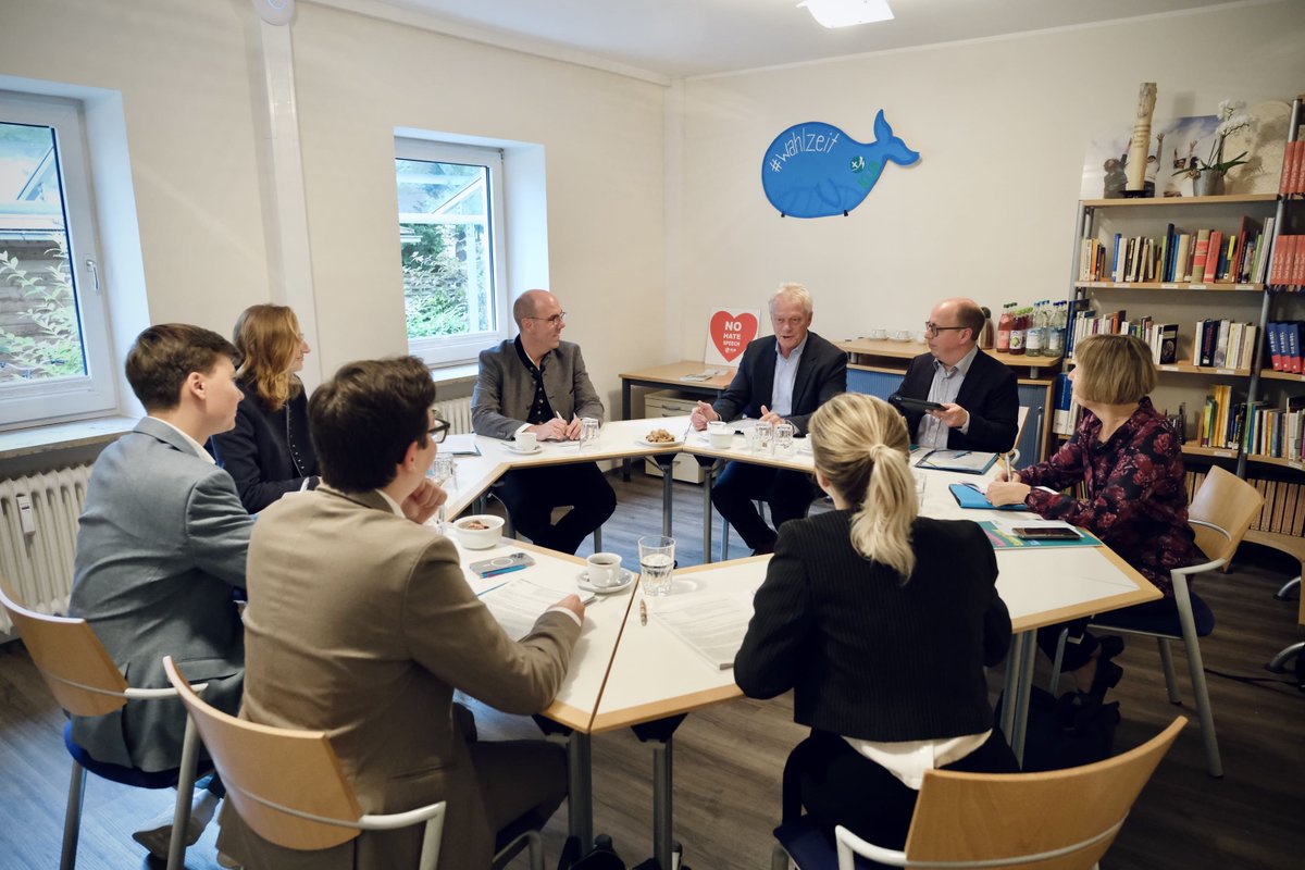 BMLEH_Bund's tweet image. Ländliche Räume sind Heimat! Junge Menschen haben klare Vorstellungen vom Leben auf dem Land – #Jugend, #Heimat, #Zukunft. Dazu im Austausch: Bundeslandwirtschaftsminister Alois Rainer und die @KLJB_Bayern. Gemeinsam engagiert für attraktive ländliche Regionen! 🚜🌻
