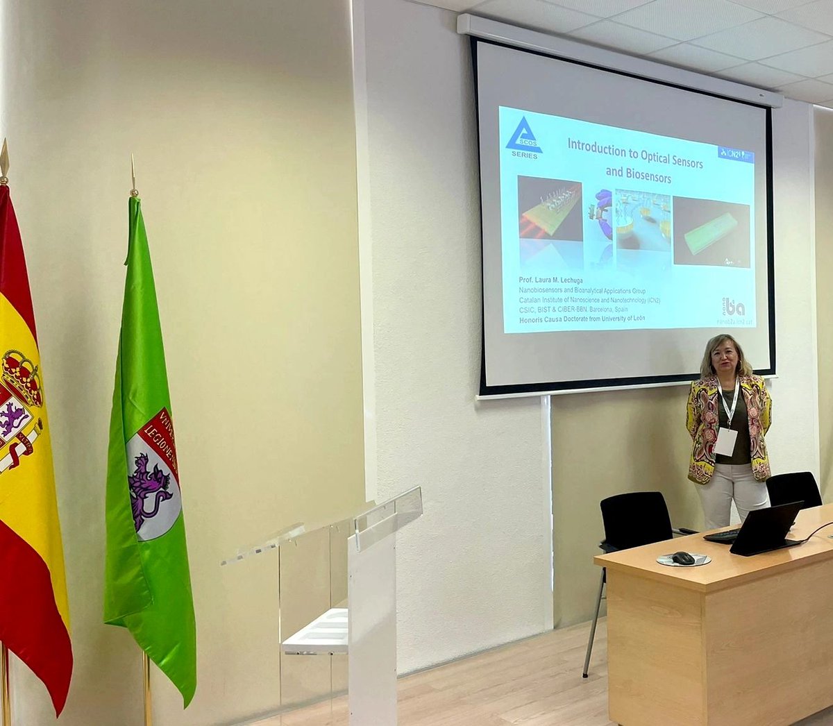 icn2nano's tweet image. 🗣️ We're at @ascos2025, aimed to promote discussions & #ResearcNetworking among both young & leading scientists in the optical chemical & biochemical #sensors field.
🤝 @Sla27para presented the event & Dr @maria_SoAz a tutorial on Silicon #Photonic Interferometric Sensors.