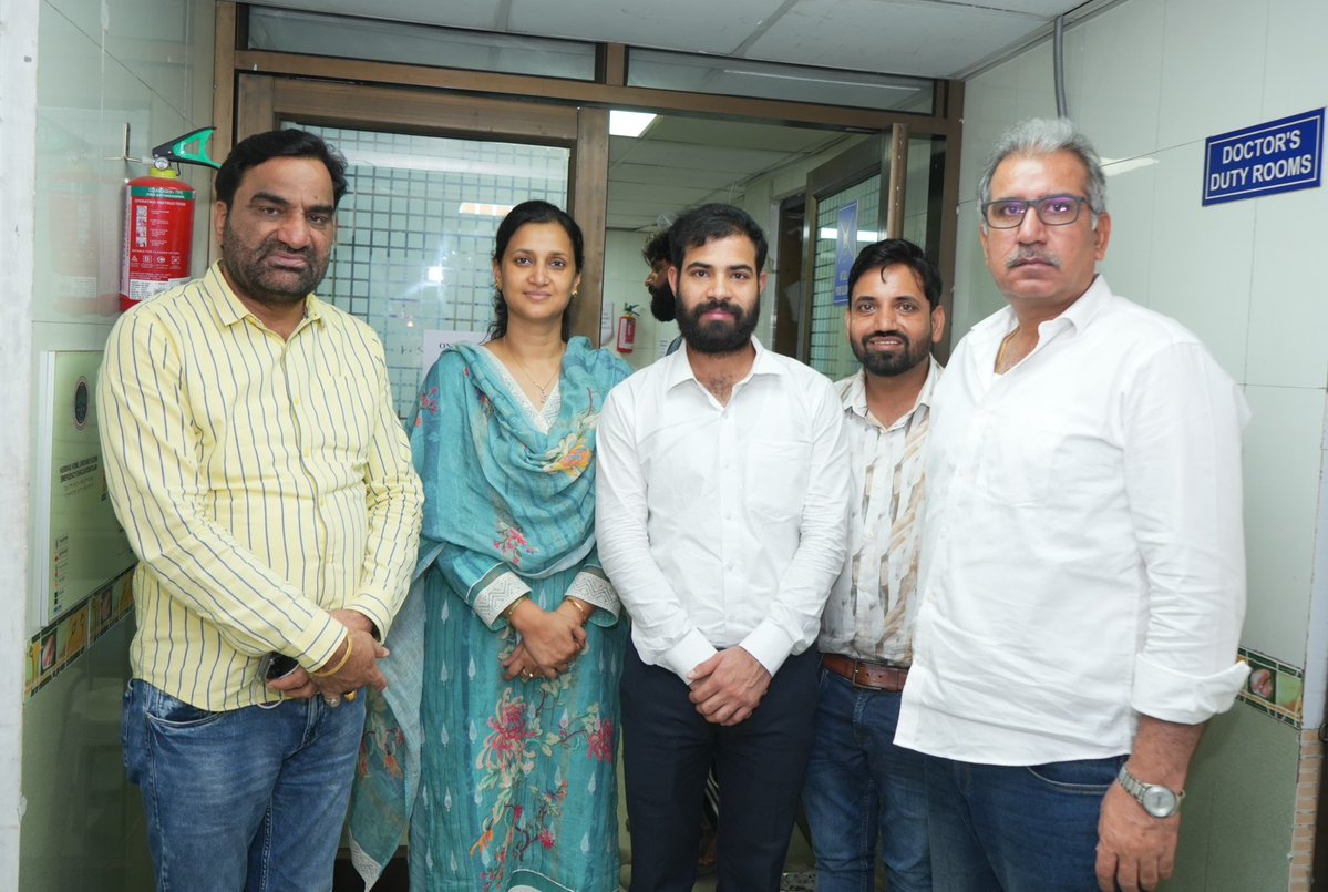 आज दिल्ली स्थित RMLअस्पताल में विभिन्न प्रदेशों के राज्यपाल रह चुके आदरणीय सत्यपाल जी मलिक से मुलाकात करके उनकी कुशलक्षेम पूछी व चिकित्सकों से उनके स्वास्थ्य को लेकर जानकारी ली ,आज मलिक साहब का जन्म दिन भी है | ईश्वर से प्रार्थना है कि वो जल्द से जल्द मलिक साहब को स्वास्थ्य लाभ