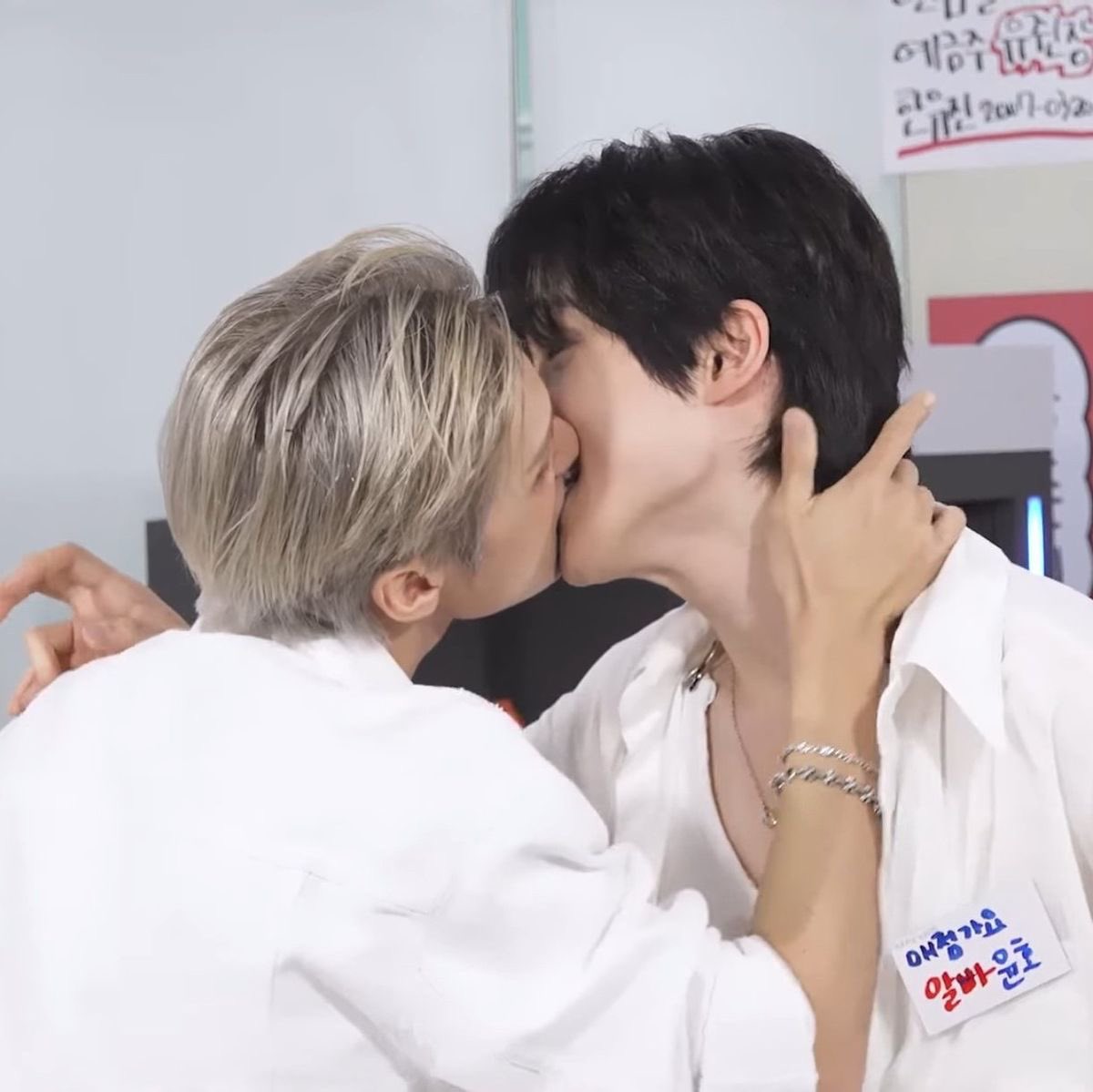 SHINeeIsTheWay's tweet image. Birthday kisses being deliver for my one and only @rl_hobbit. Thank you for being born and becoming such a dear friend to me 🫶🏻🥰.