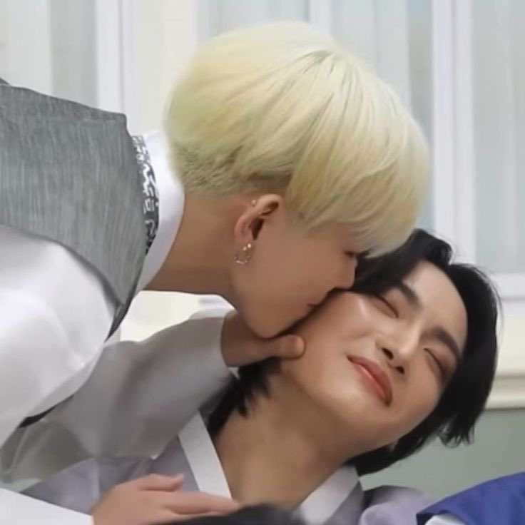 SHINeeIsTheWay's tweet image. Birthday kisses being deliver for my one and only @rl_hobbit. Thank you for being born and becoming such a dear friend to me 🫶🏻🥰.