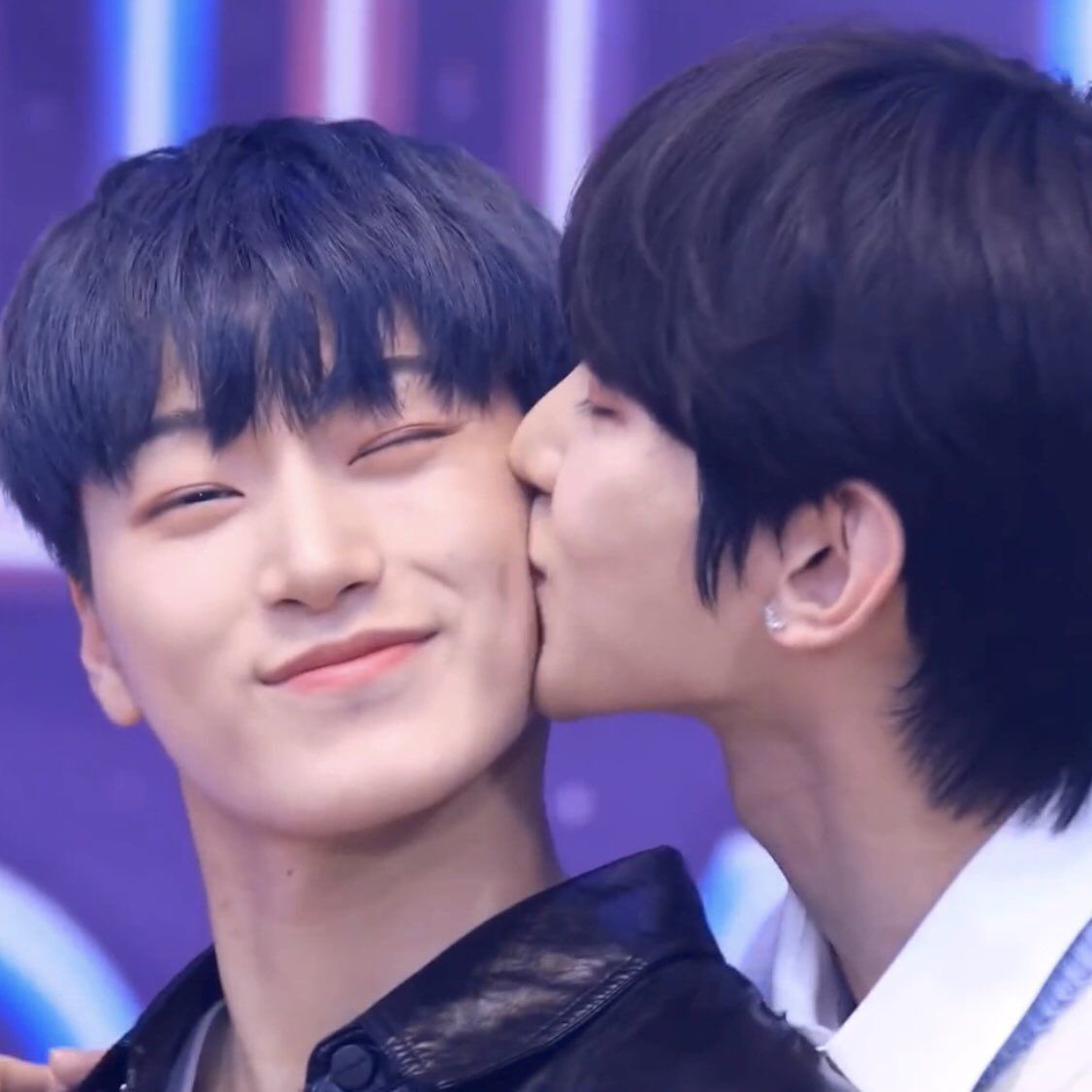 SHINeeIsTheWay's tweet image. Birthday kisses being deliver for my one and only @rl_hobbit. Thank you for being born and becoming such a dear friend to me 🫶🏻🥰.