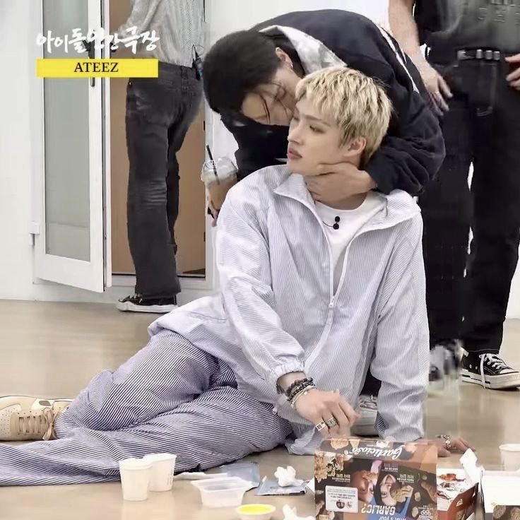 SHINeeIsTheWay's tweet image. Birthday kisses being deliver for my one and only @rl_hobbit. Thank you for being born and becoming such a dear friend to me 🫶🏻🥰.